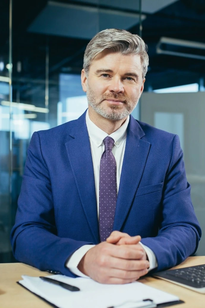 Portrait of successful seo boss, businessman at work, working on computer in modern office